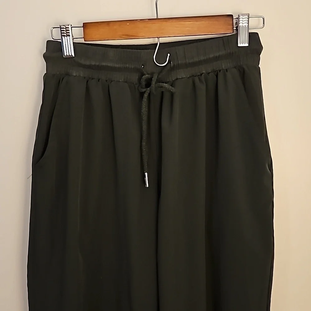 OUT FROM UNDER Urban Outfitters Junior Olive Green Joggers Medium